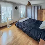 2 Bedroom Awesome In Hébergement de vacances *